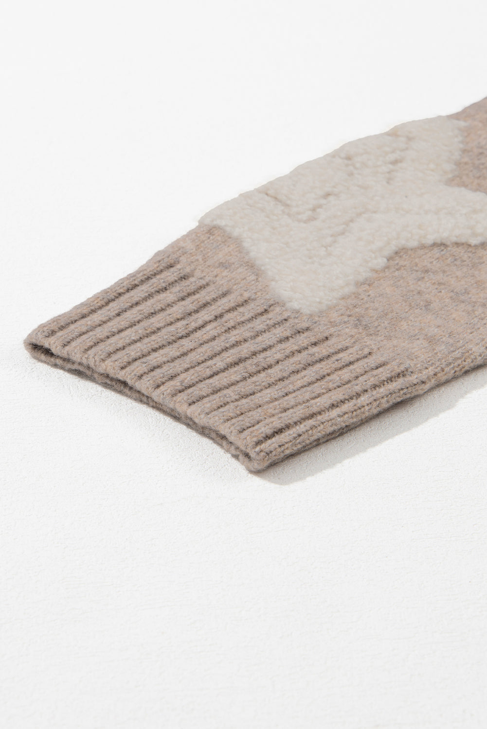 Khakifarbener Sherpa-Strickpullover mit Sternenmuster und Taschen