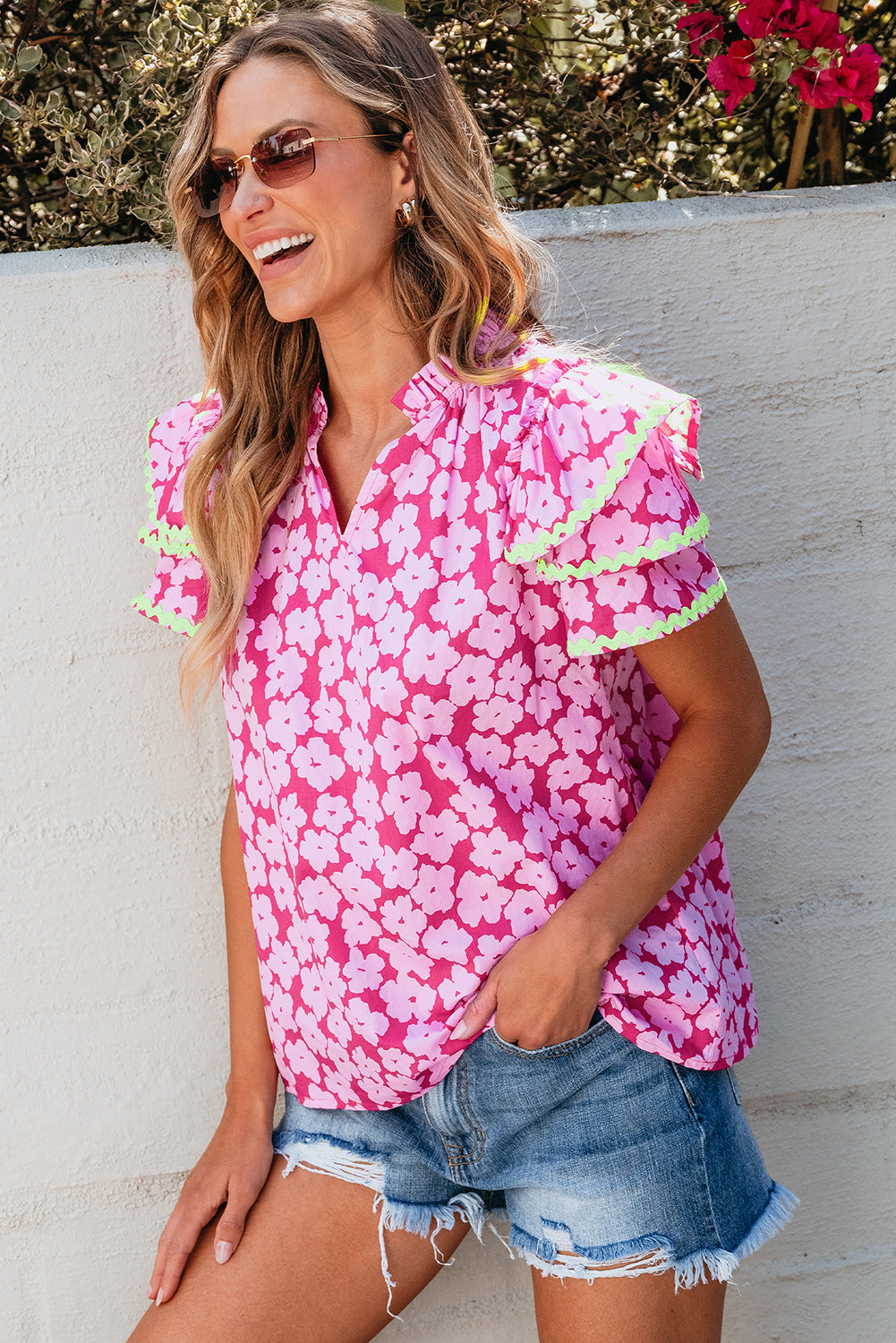 Rosa Bluse mit floralem Kontrastmuster und Zickzackmuster und Rüschenärmeln