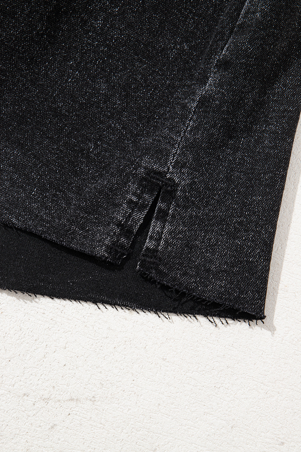 Carbongrauer, zerrissener Minirock aus Mineralwasch-Denim mit offenem Saum