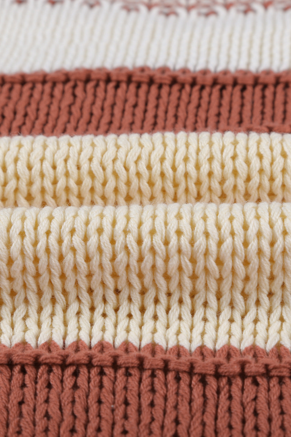 Gestrickter Pullover mit V-Ausschnitt und Laternenärmeln