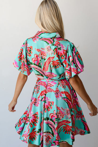 Grünes Minikleid mit abstraktem Print und hoher Taille und Knöpfen