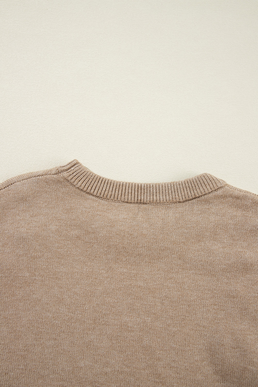 Rauchgrauer Pullover mit Perlenbesatz und überschnittener Schulterpartie und Rundhalsausschnitt