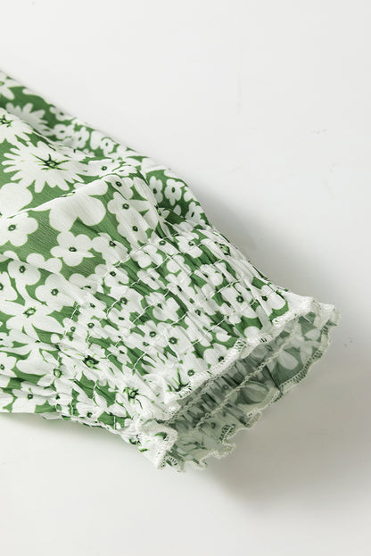 Grünes Minikleid mit Blumenmuster, quadratischem Ausschnitt, geraffter Taille und Rüschen