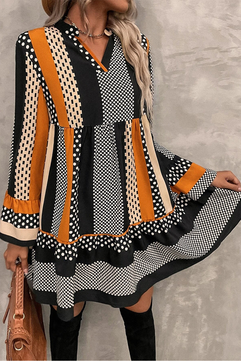 Schwarzes Minikleid mit V-Ausschnitt, gestreiftem Polka Dot-Print und Rüschensaum