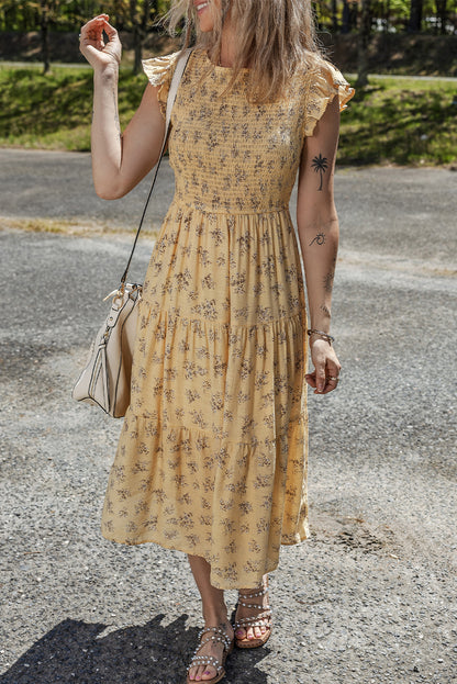 Gelbes, fließendes Sommerkleid mit Blumenmuster und Rüschen im Boho-Stil