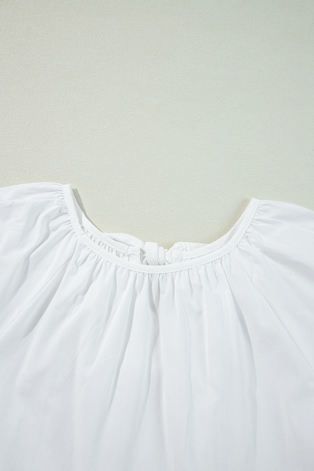 Weiße Bluse mit 3/4-Ärmeln und Schleife und Cut-Out auf der Rückseite