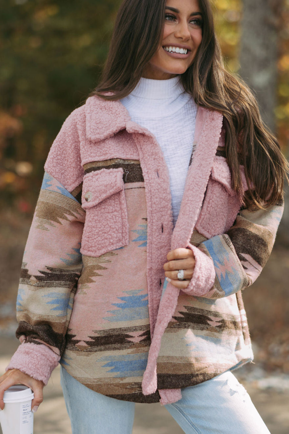 Rosa Sherpa-Mantel mit geknöpfter Pattentasche und Western-Aztekenmuster