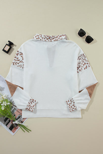 Weißes Waffeltop mit Leoparden-Patchwork und Umlegekragen