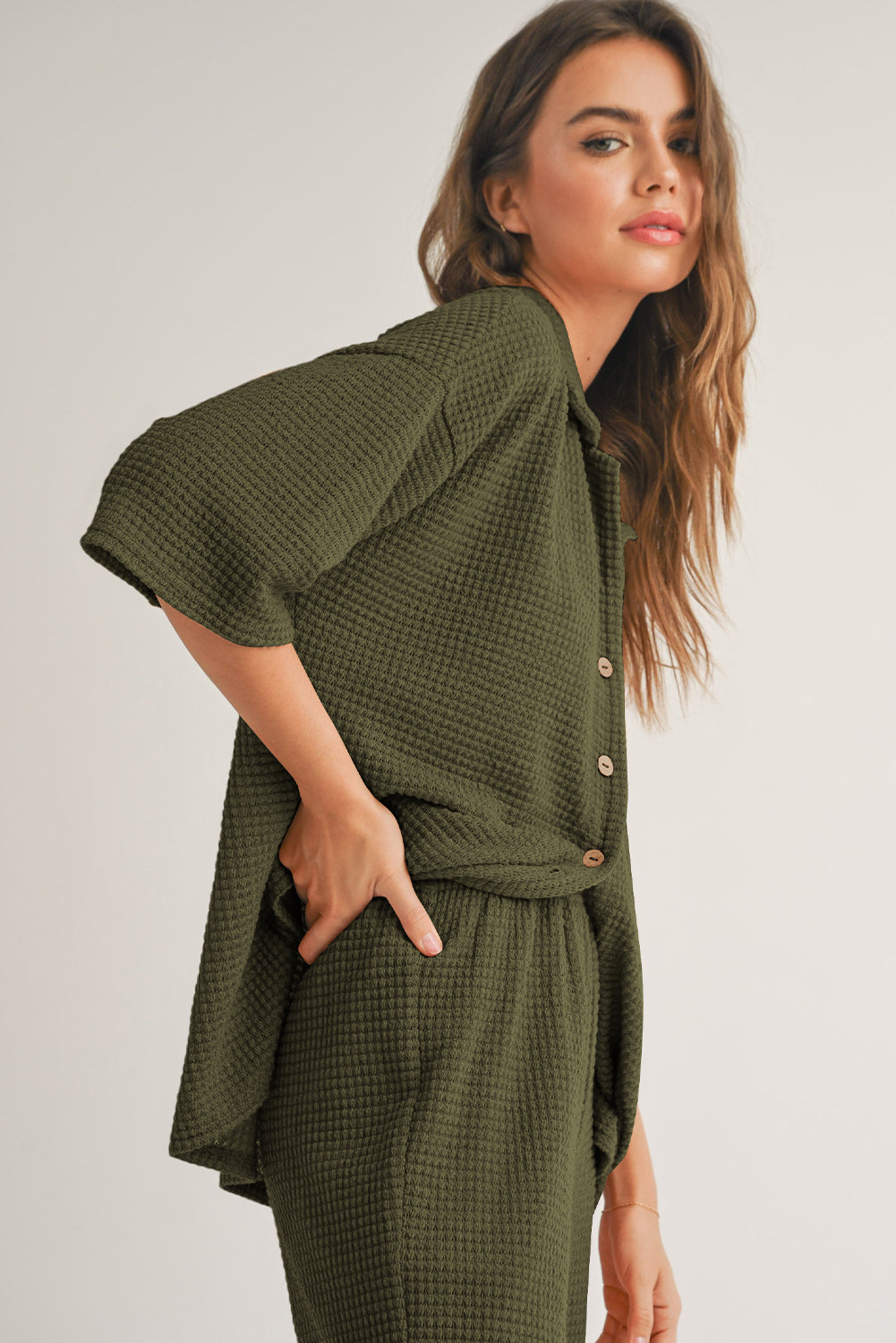 Set aus Hemd mit Knöpfen und Freizeithose mit vierblättrigem Kleeblatt, einfarbig und strukturiert