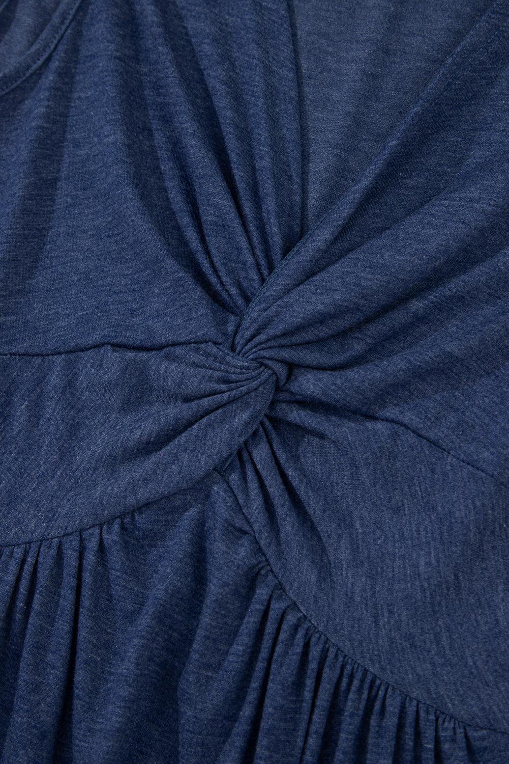 Schmutzigblaues ärmelloses Kleid mit V-Ausschnitt und verdrehter Brust