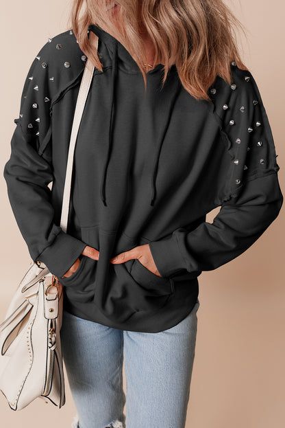 Schwarzer, einfarbiger Kapuzenpullover mit Raglanärmeln und Nieten und Tasche