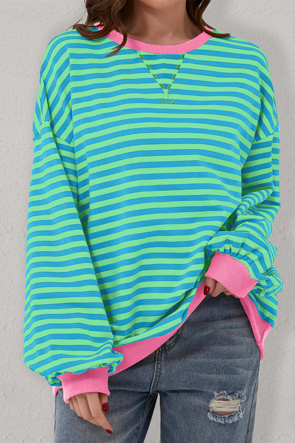 Übergroßes Pullover-Sweatshirt mit himmelblauen Streifen und Kontrastbesatz