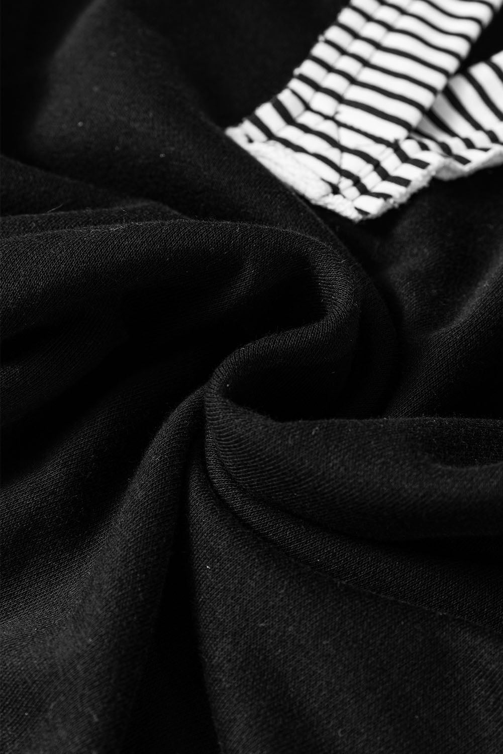 Schwarzes Sweatshirt mit gestreiftem Colorblock-Patchwork-Kragen
