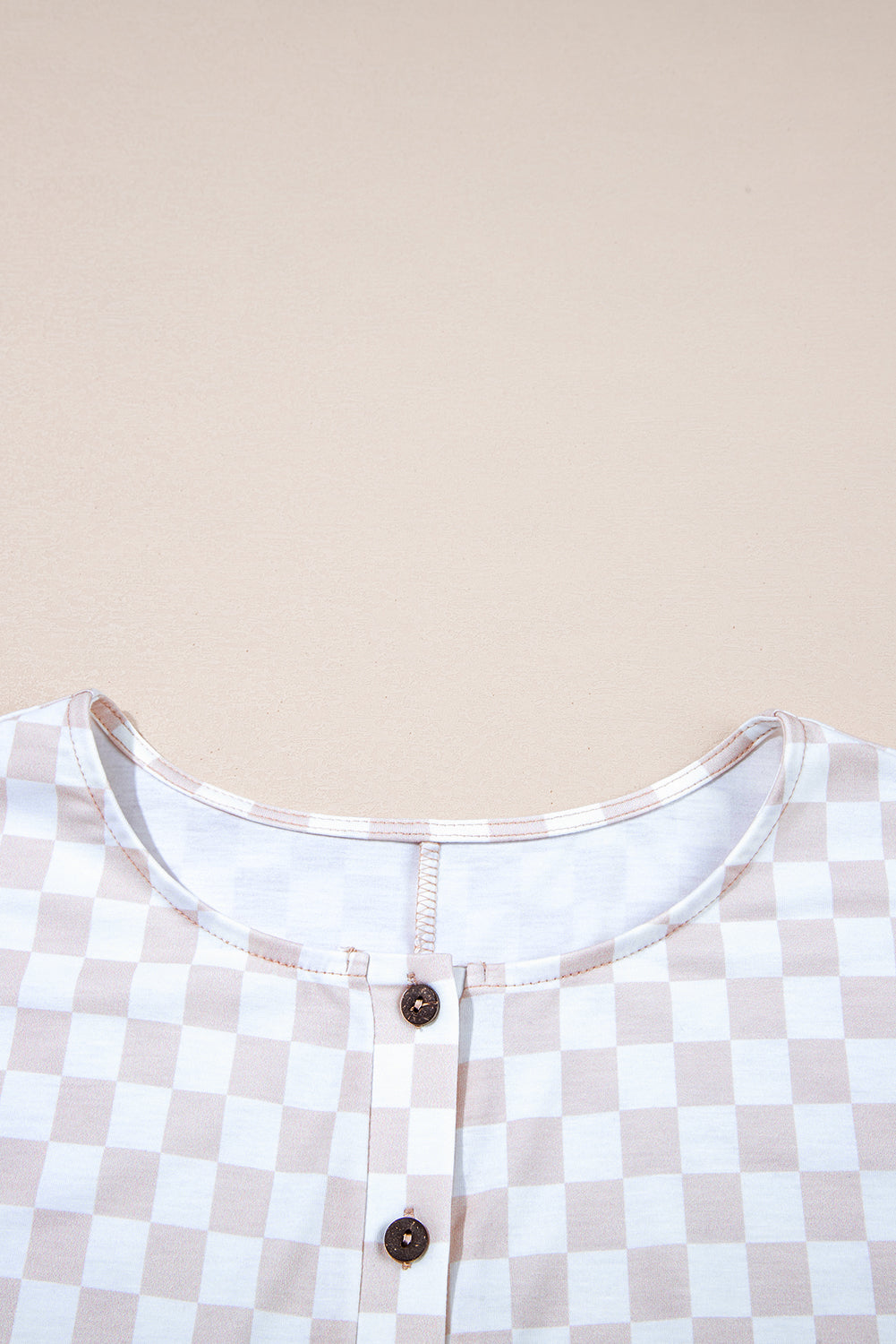 Aprikosenfarbener Jumpsuit mit weitem Bein und Karomuster, Rundhalsausschnitt und Knöpfen