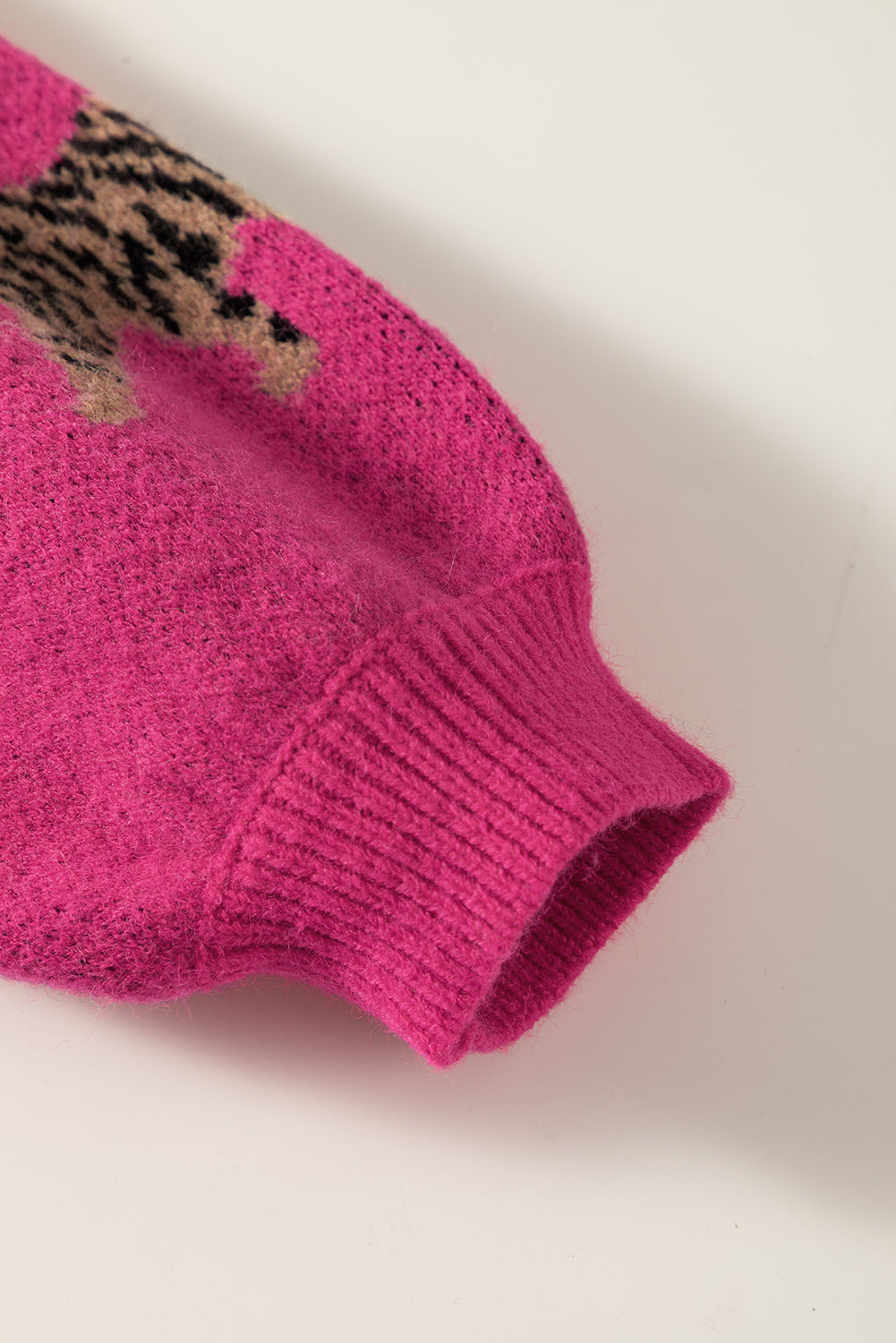Rosaroter, lässiger Strickpullover mit wildem Tiermuster