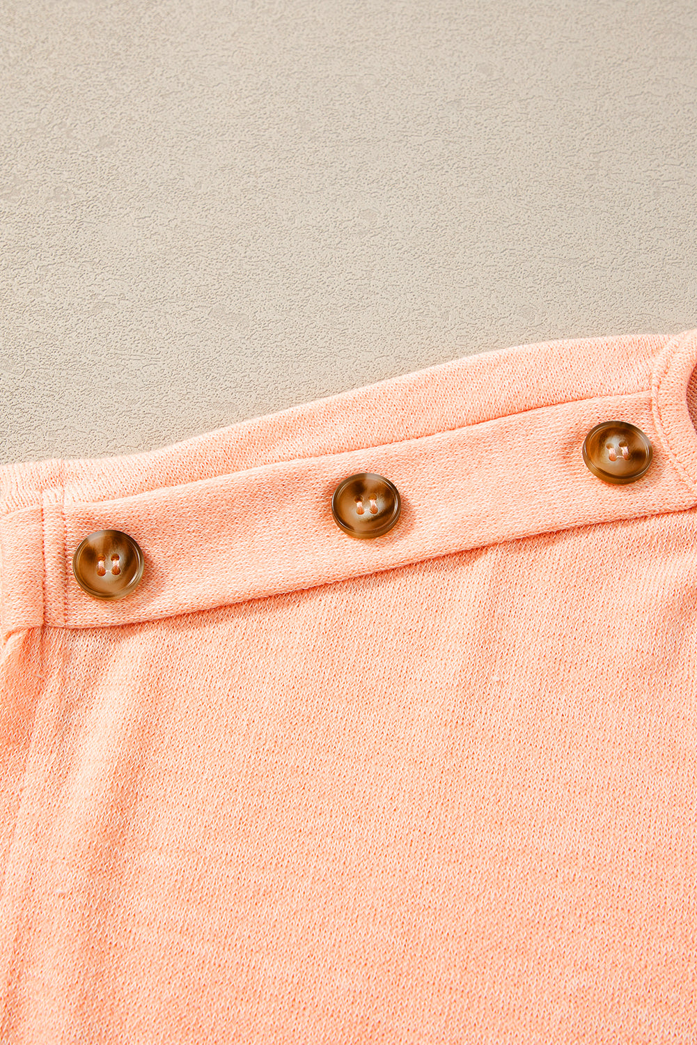 Aprikosenrosa Lässiges T-Shirt mit Fledermausärmeln und Knopfdetail