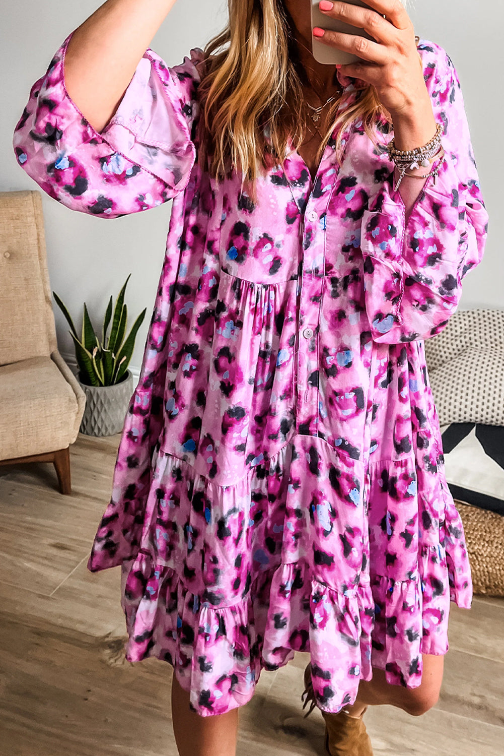 Kleid mit rosa Leopardenmuster, geknöpfter Vorderseite und 3/4-Ärmeln, gestuftem Rüschensaum