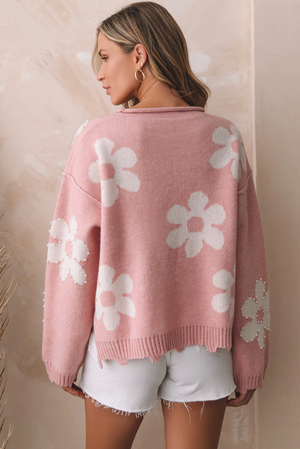Mehrfarbiger Pullover mit Perlen und Blumenmuster und überschnittener Schulter