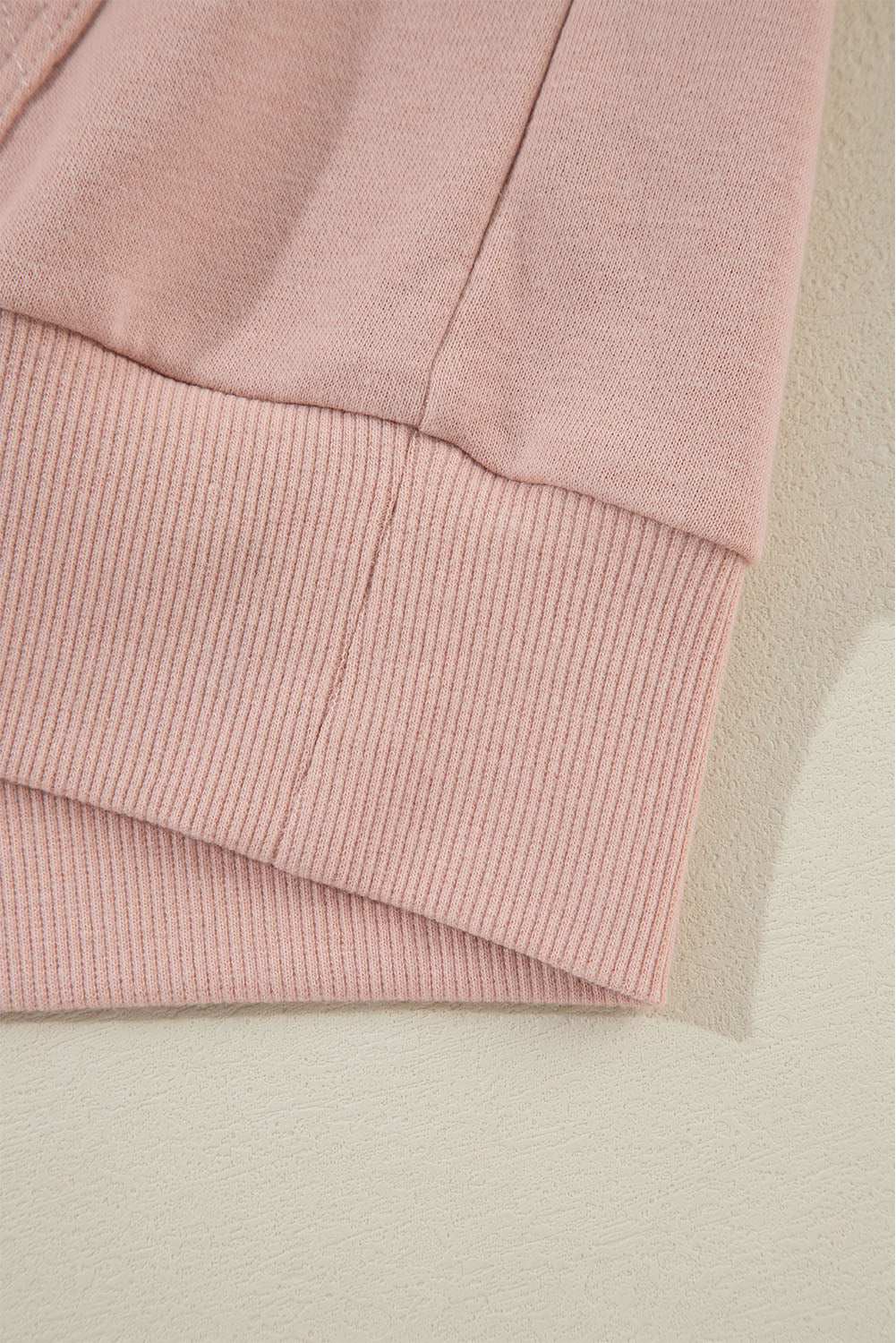 Fuchsiafarbener Kapuzenpullover mit Raglanärmeln und Nieten und Tasche
