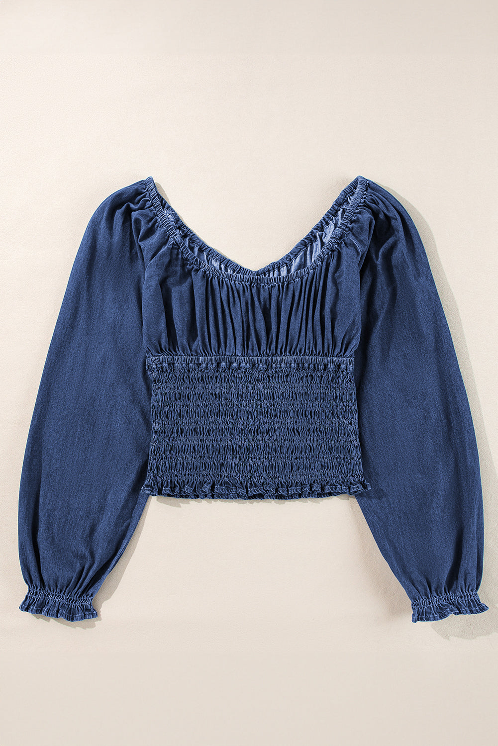Dunkelblaue Jeansbluse mit gesmokten Rüschen und Puffärmeln sowie V-Ausschnitt