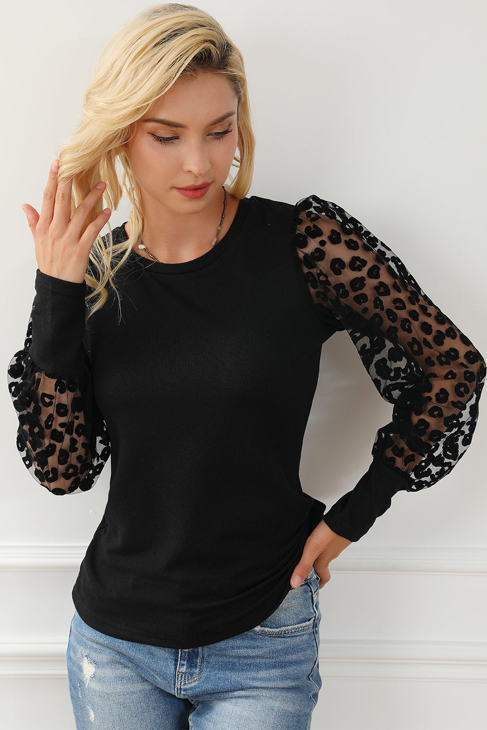 Schwarzes Slim Fit-Top mit Leopardenmuster und Puffärmeln im Patchwork-Stil aus Netzstoff