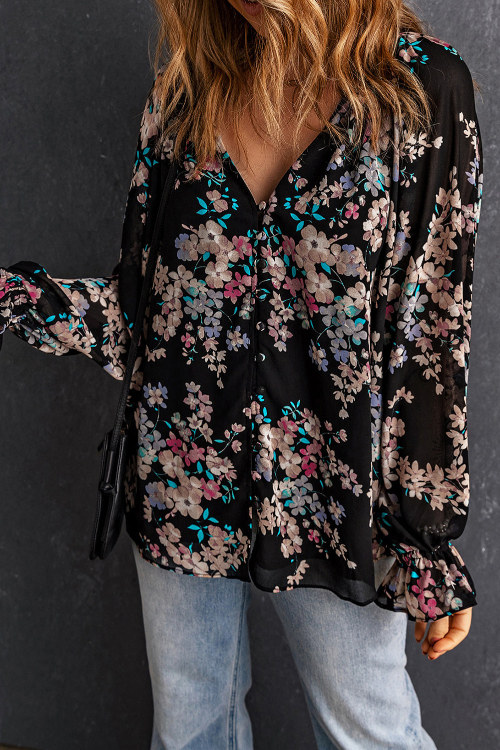 Schwarze Chiffonbluse mit Wildblumen-Print