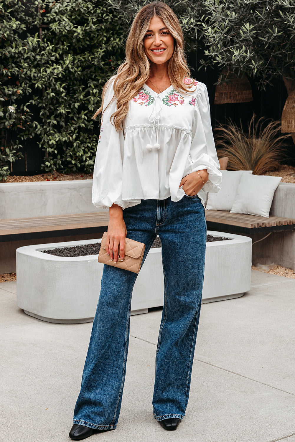 Weiße Babydoll-Bluse mit Blumenmuster und V-Ausschnitt