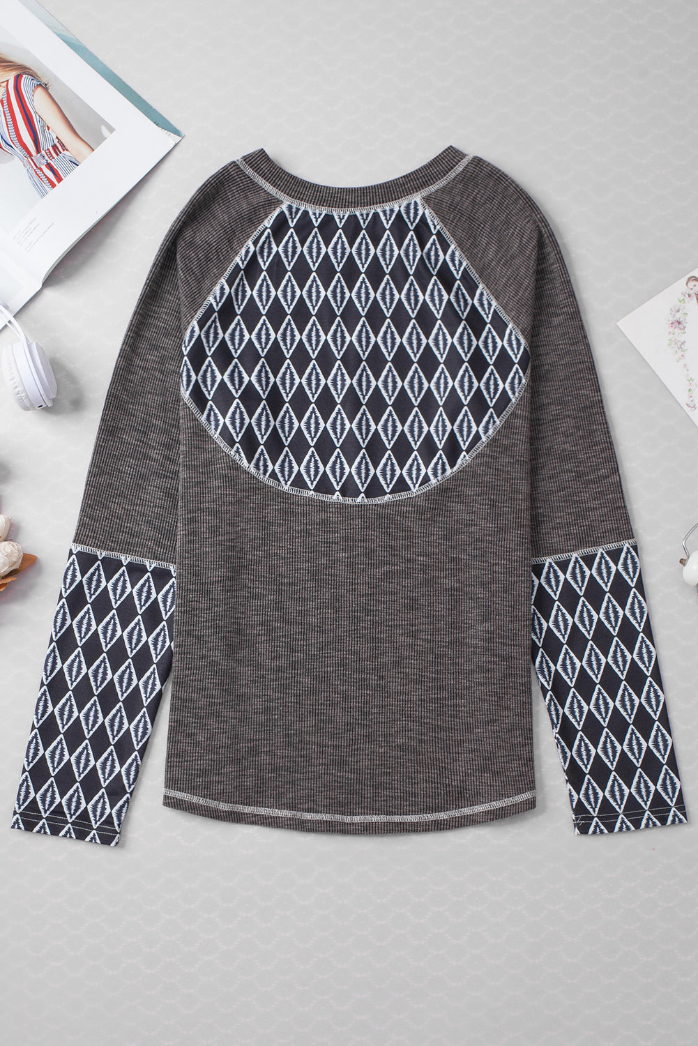 Graues, geripptes Langarm-Top mit Azteken-Patchwork
