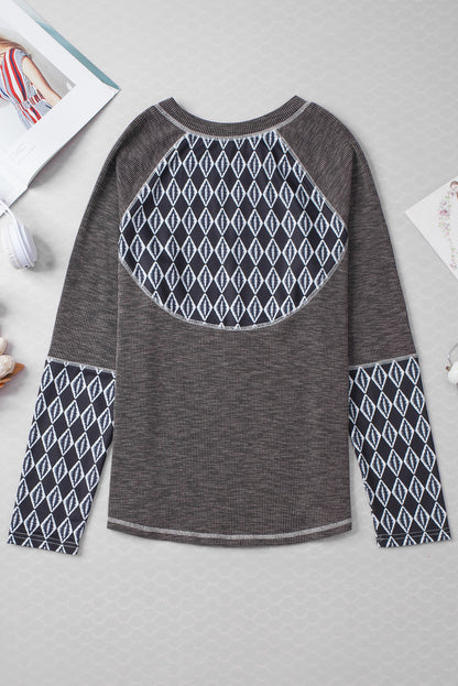 Graues, geripptes Langarm-Top mit Azteken-Patchwork