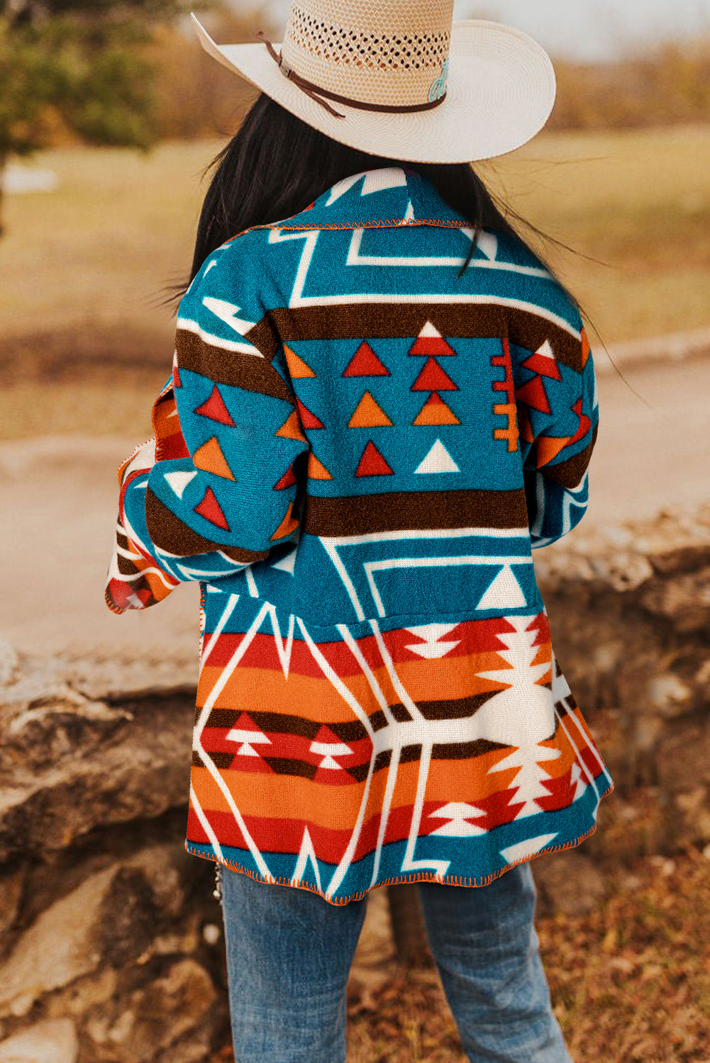 Himmelblaue Jacke mit Revers und Glockenärmeln im Azteken-Print