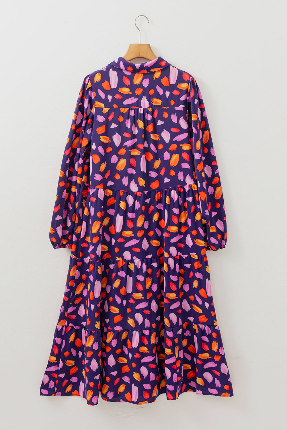 Blaues, fließendes, langes Kleid mit Blütenkragen