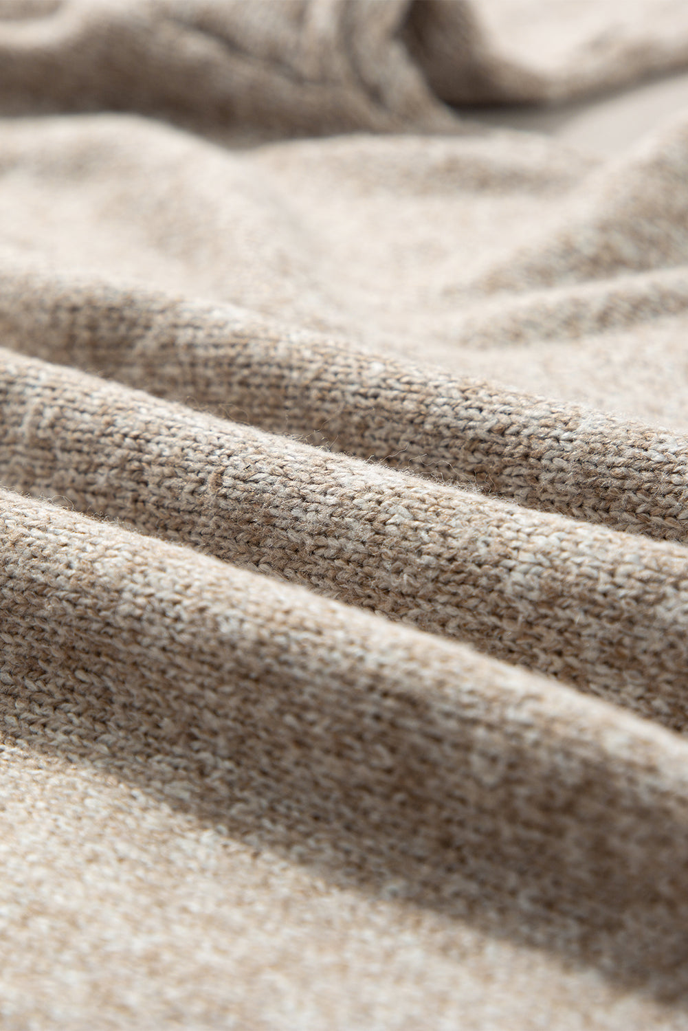 Khakifarbener Pullover mit überschnittener Schulter und Sternmuster