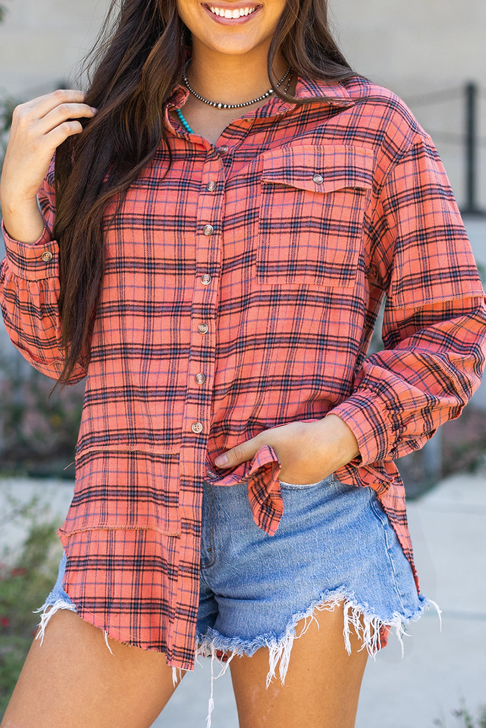 Rotes kariertes Langarmhemd mit seitlichem Schlitz und Used-Look-Saum
