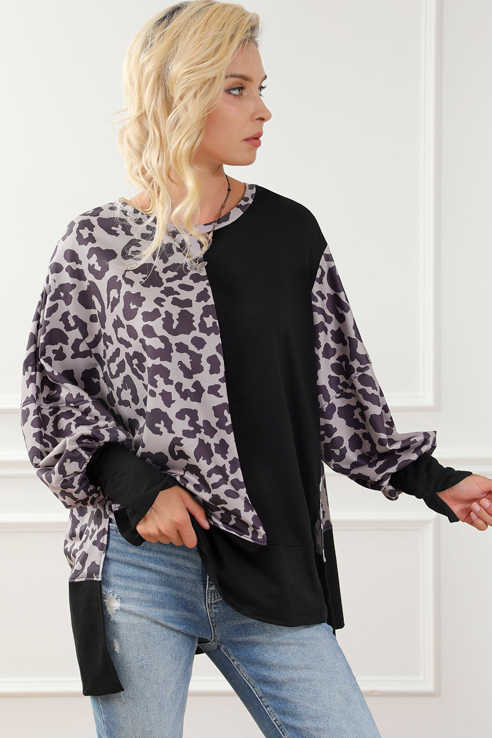 Schwarzes Sweatshirt mit Leoparden-Patchwork und Schlitzen im Bischofsärmel-Stil