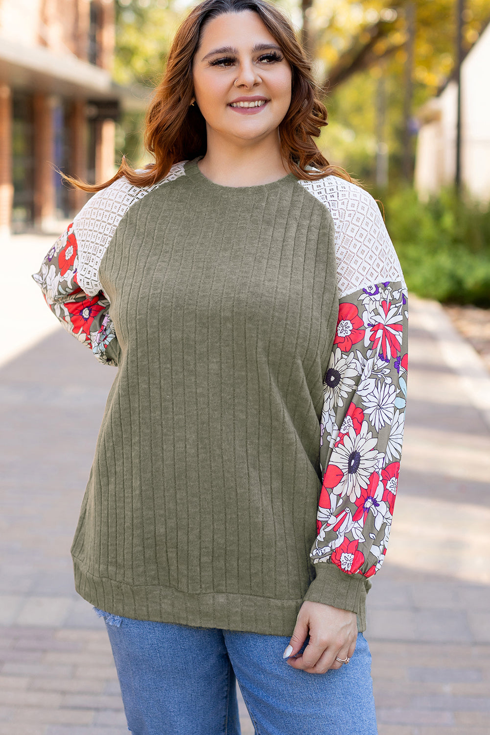 Vineyard Green – Bluse mit strukturiertem Patchwork-Blumenmuster und Raglanärmeln in Übergröße