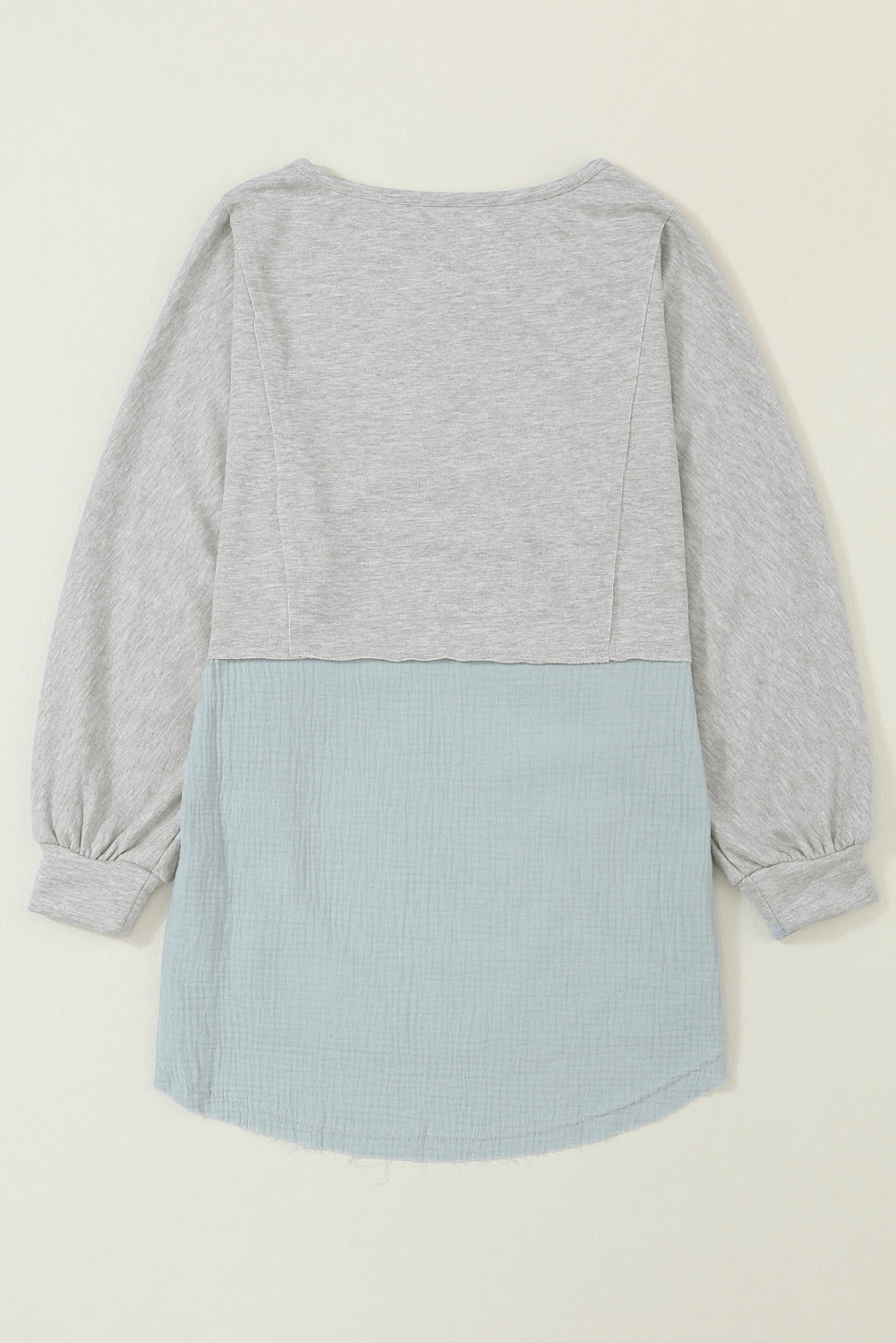 Graue Oversize-Bluse mit Crinkle-Spleißen und offenem Saum, High Low