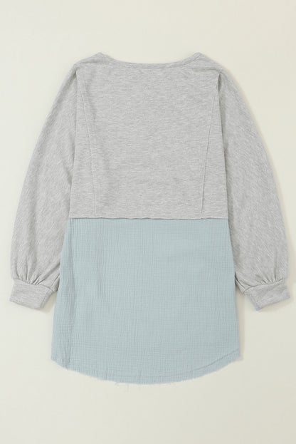 Graue Oversize-Bluse mit Crinkle-Spleißen und offenem Saum, High Low