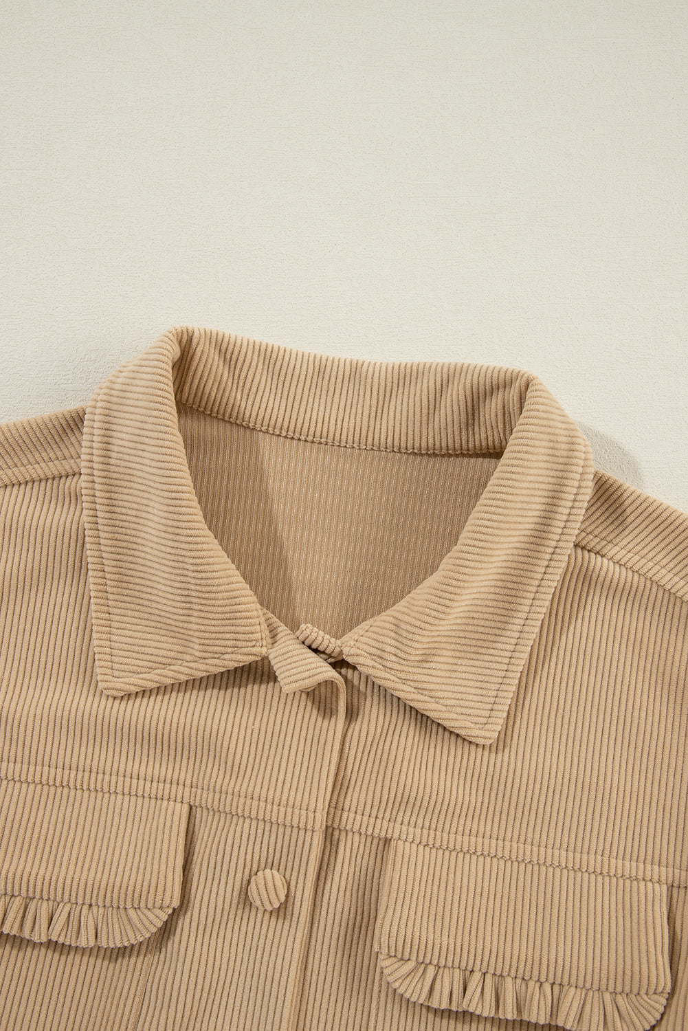 Helles französisches Beige, einfarbige Cord-Shacket mit Rüschen, Klapptasche und Knopfleiste
