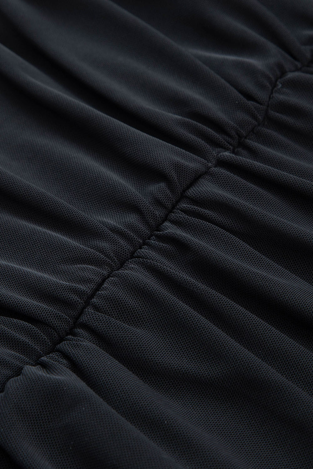 Schwarzes Langarm-Top mit One-Shoulder-Träger aus Netzstoff