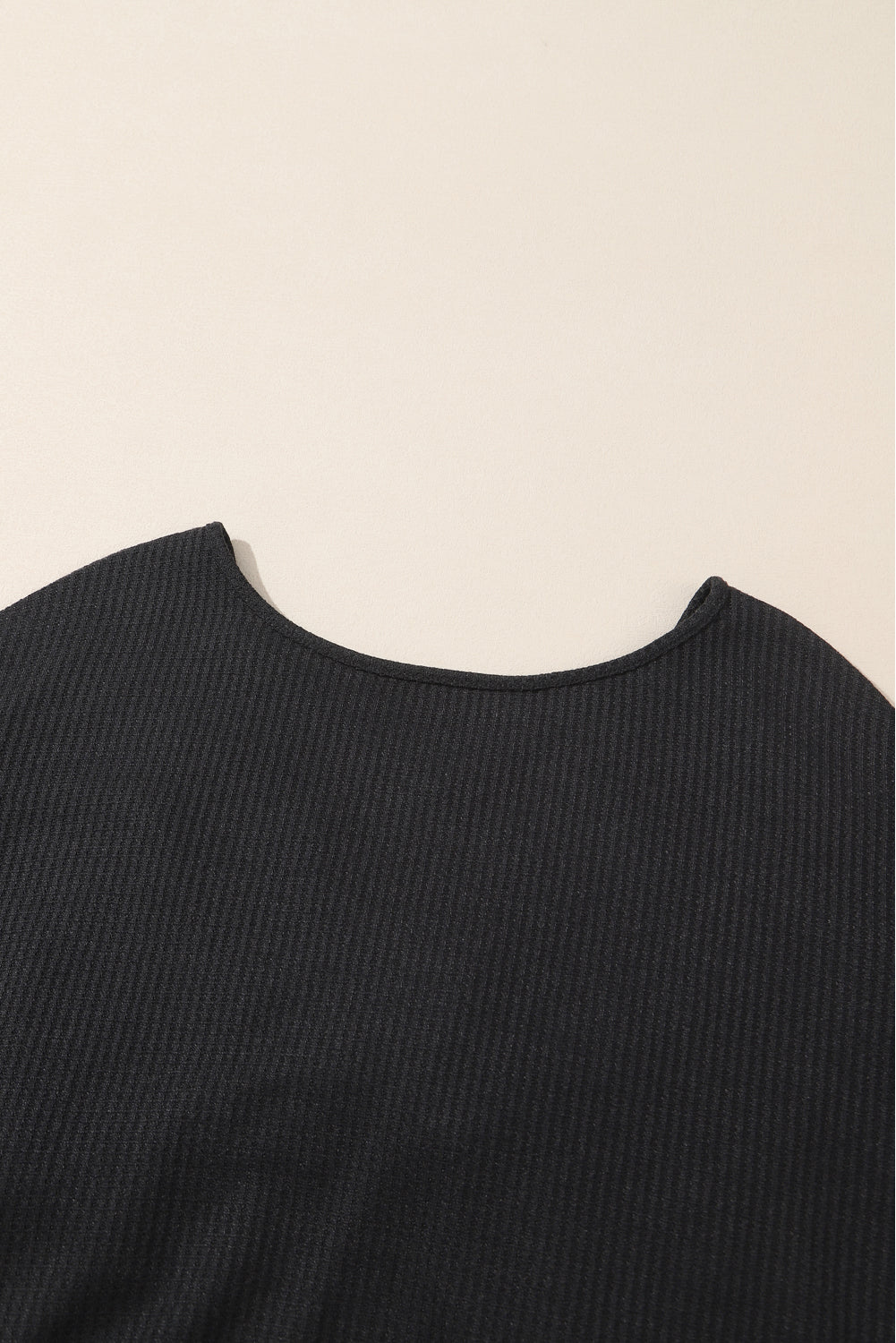 Schwarzes Waffelstrick-Top mit Pailletten und Patchwork-Ärmeln und offenem Rücken