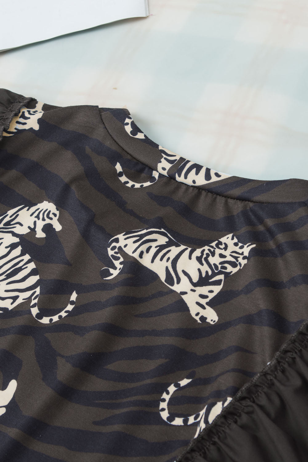 Schwarzes, stylisches Oberteil mit Rüschenärmeln und Animalprint