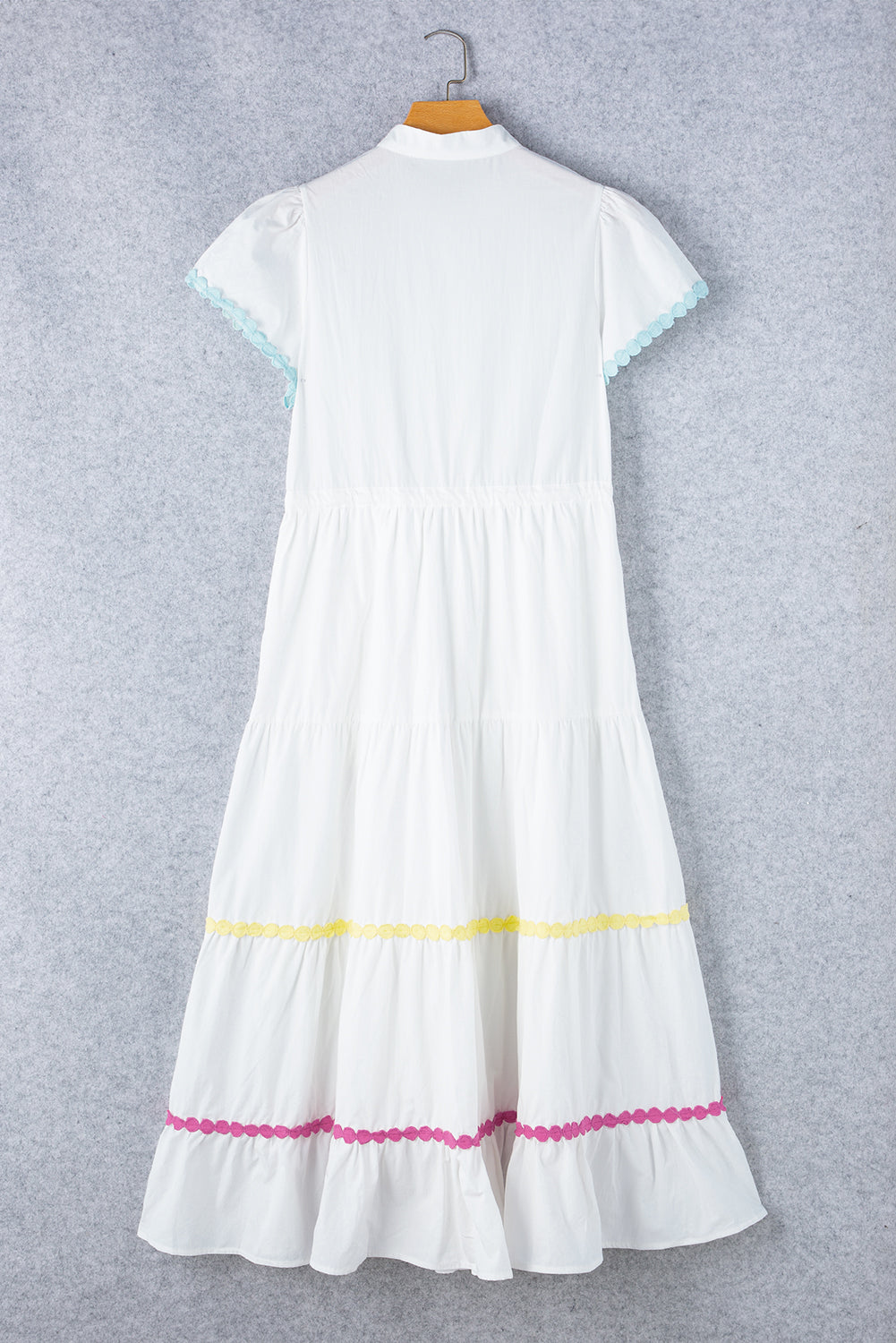 Weißes, kurzärmliges, langes Kleid mit Farbblock-Zickzack-Besatz und Kordelzug in der Taille
