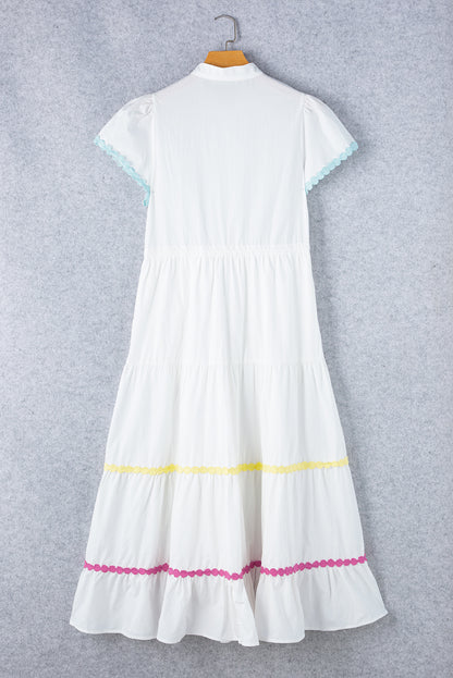 Weißes, kurzärmliges, langes Kleid mit Farbblock-Zickzack-Besatz und Kordelzug in der Taille