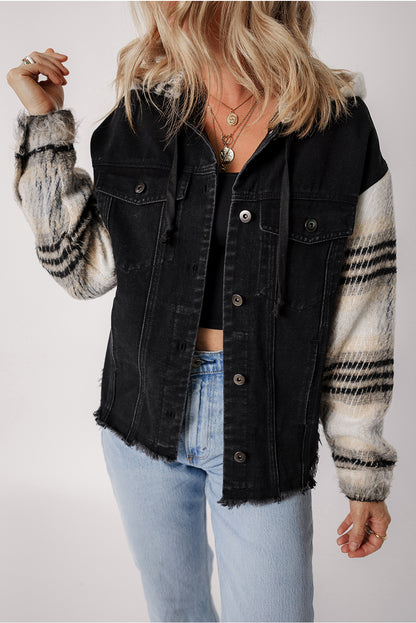 Schwarze Jeansjacke mit Kapuze und karierten Ärmeln und ausgefranstem Saum