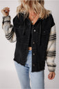 Schwarze Jeansjacke mit Kapuze und karierten Ärmeln und ausgefranstem Saum