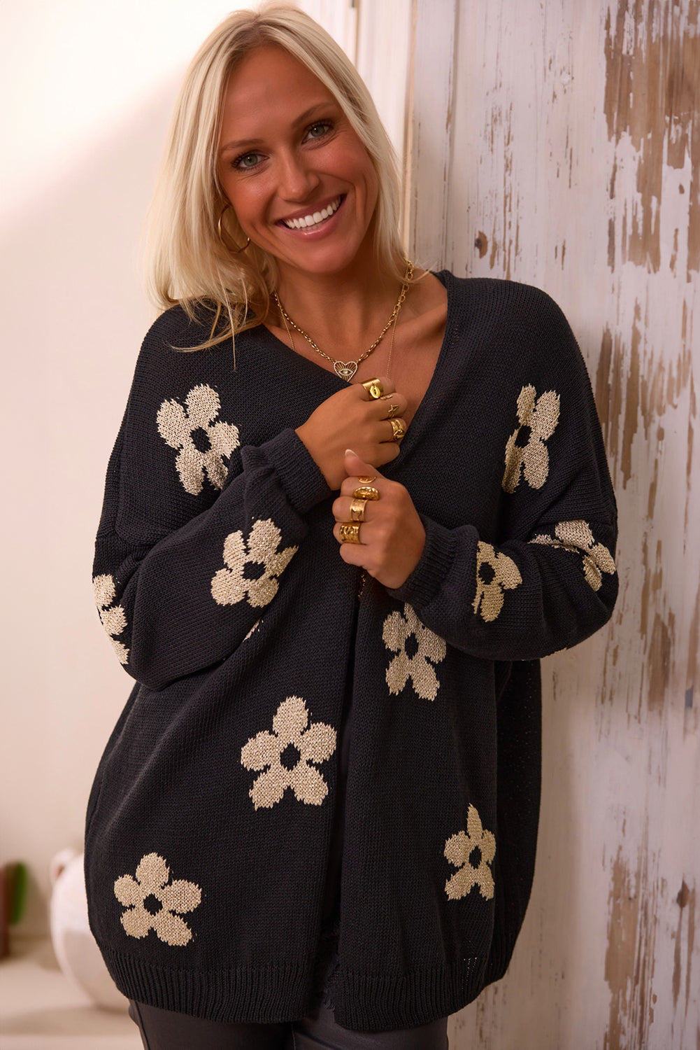 Schwarzer, lockerer Strickcardigan mit Blumenmuster und offener Vorderseite