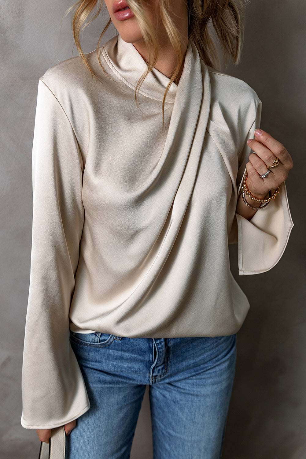 Jet Stream Satinbluse mit gekreuzter Vorderseite und Schlitz hinten