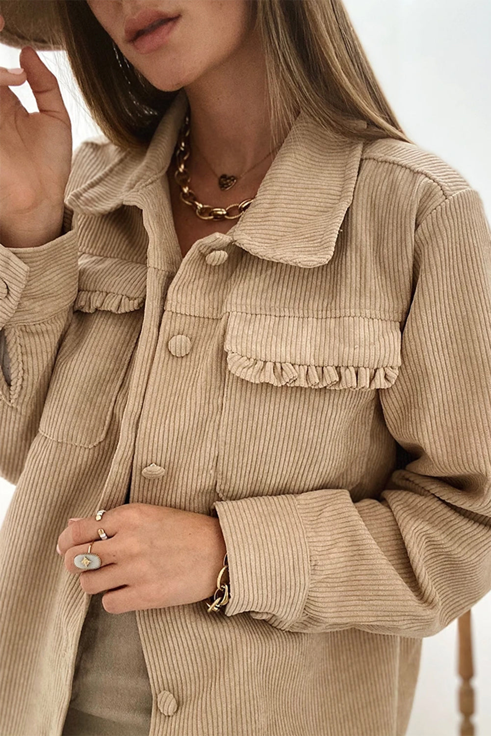 Helles französisches Beige, einfarbige Cord-Shacket mit Rüschen, Klapptasche und Knopfleiste