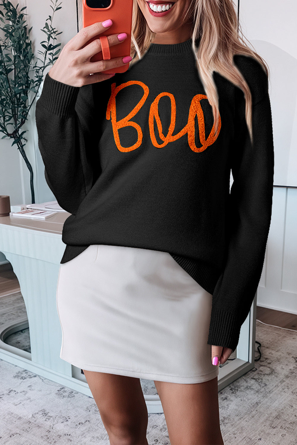 Schwarzer Pullover mit überschnittener Schulter und geripptem Rand und Boo-Strickmuster