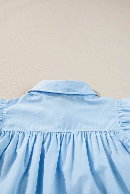 Himmelblaues ärmelloses Hemd mit Rüschenbesatz und Zickzackmuster